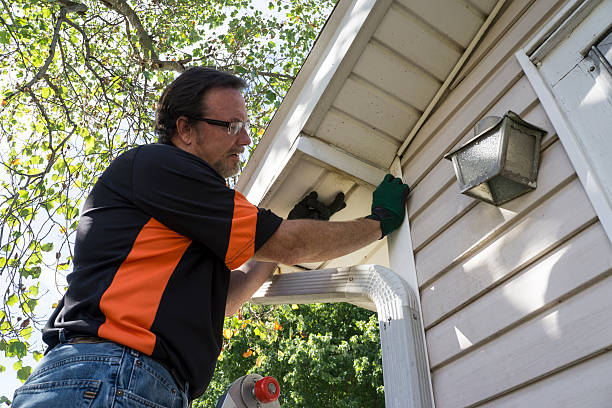 Siding Removal and Disposal in Golden Hills, CA